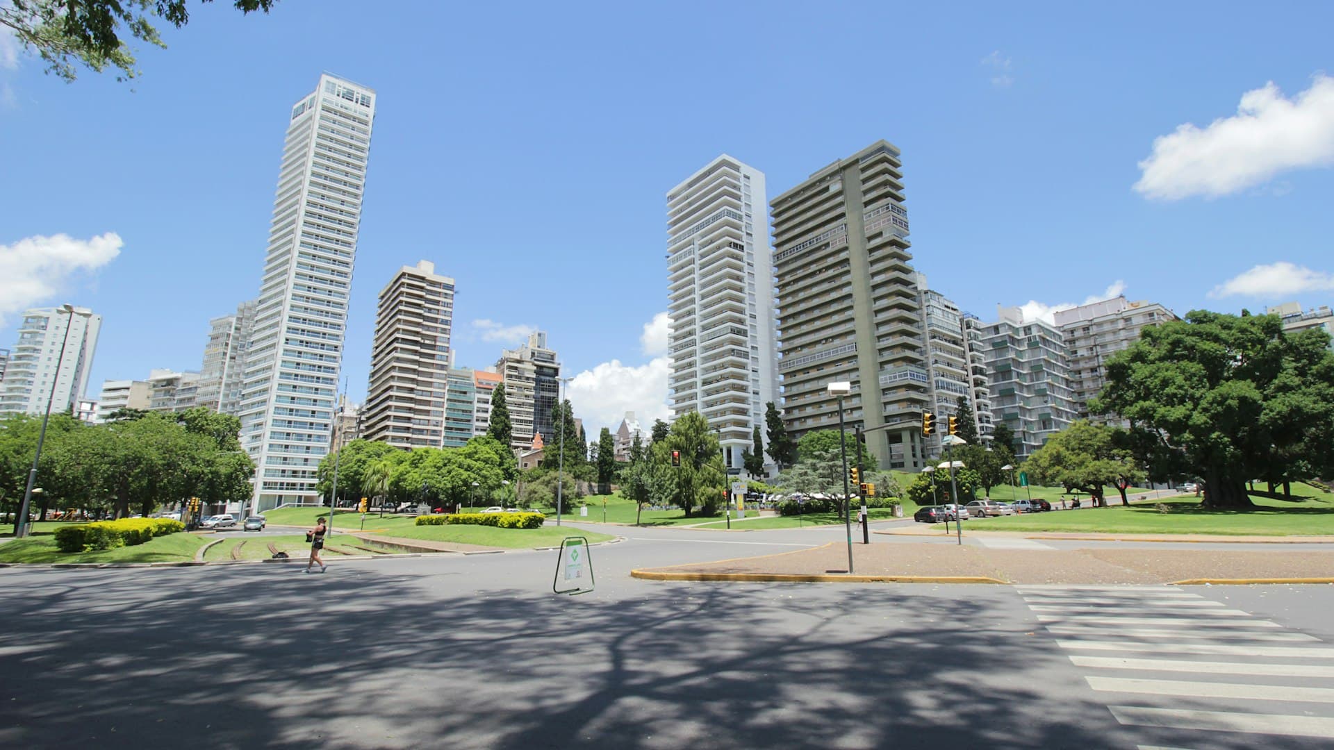 Edificios modernos en un parque urbano